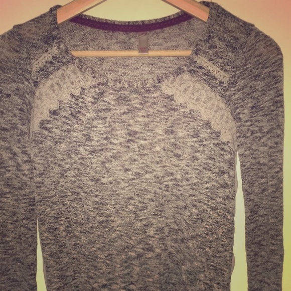 Cute top - Picture 1 of 3